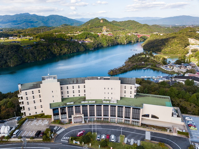 ゆずり葉全景　名勝恵那峡を望む高台に建ち、広がる景色をお楽しみいただけます。